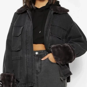 Svart jeans jacka med päls - Säljer min snygga jacka då den inte kommer tyvärr till användning längre! (säljer även en blå!) den är i strl 36 och sitter lite over size den är i ett mycket bra skick! Det var en tjej som skulle köpa men slutade höra av sig så den är uppe igen❤️❤️