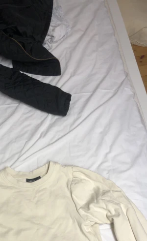 Sweat shirt 80kr - Fin hoodie som knappt är använd så jag inte gillade passformen på mig. Har ett sträck som knappt syns på ena axeln därav priset. Vid snabb affär kan priset sänkas