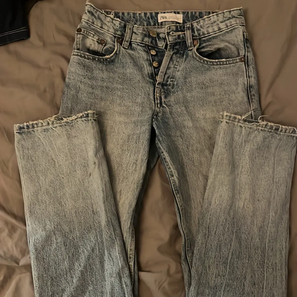 Snygga midwaist zara jeans, säljs då jag växt ur dom!💕. Jeans & Byxor.