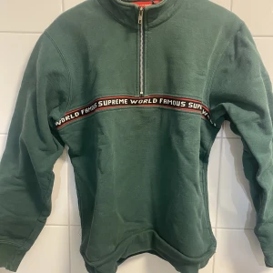Supreme halfzip - Tvärskönt plagg från Supreme som passar till många väder 💫 Tror denna släpptes med höst kollektionen 2016 🤝 Jag är 187 cm, 75kg och plagget sitter truesize 😁