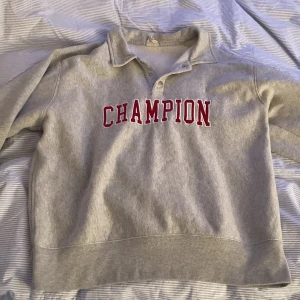 Champion tröja - En grå champion tröja i XL, fin kvalite och har använts lite. Inga fläckar eller sånt Bra att lägga märke till att tröja är lite bredd och ”lose”