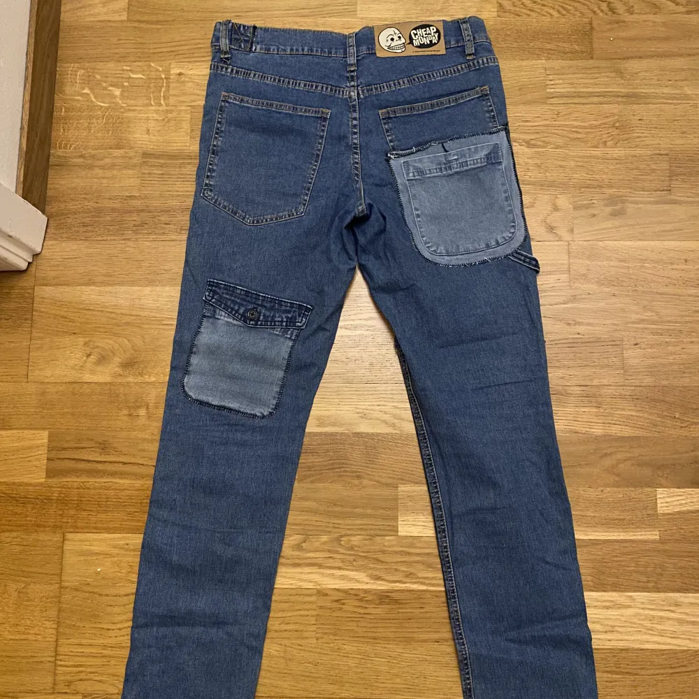 Häftiga jeans från cheapmonday! Dem är köpta från sellpy, men var tyvärr för små för mig. Ganska strechigt material.. Jeans & Byxor.