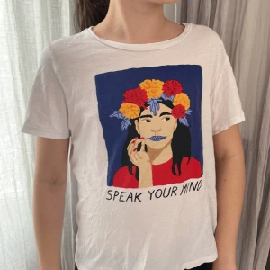 T-shirt - Fin t-shirt från monki 💙💚💛❤️använd ett par gånger och är då lite sliten🥹