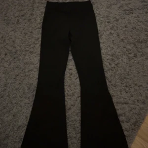 Utsvängda byxor - Petra trousers från gina tricot. Nypris 249kr å aldrig använda! Bara testade. De är inte tights material utan lite tjockare.