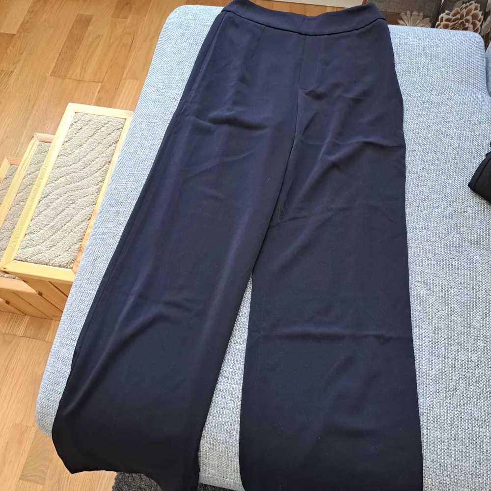 Vida byxorna från bikbok. Storlek 34 å aldrig använda! Bara testade. Nypris 399kr. Jeans & Byxor.