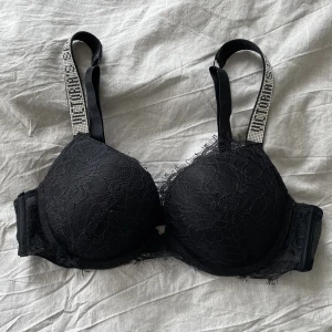 Victoria secret bh glitter - Victoria secret bh i svart spets med glitter band💗 Storlek 85 C💞 Frakt tillkommer🫶