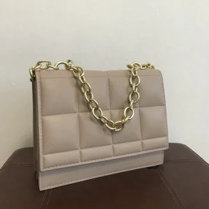 Kedjeväska  - Trendig kedjeväska. Nyskick, helt oanvänd. Pris går att diskutera🤗