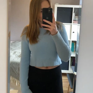Fluffig topp, storlek S  - Säljer min blå, fluffigt stickade tröja från Zara då jag inte använder den längre. Den är väldigt lite använd och i fint skick! 