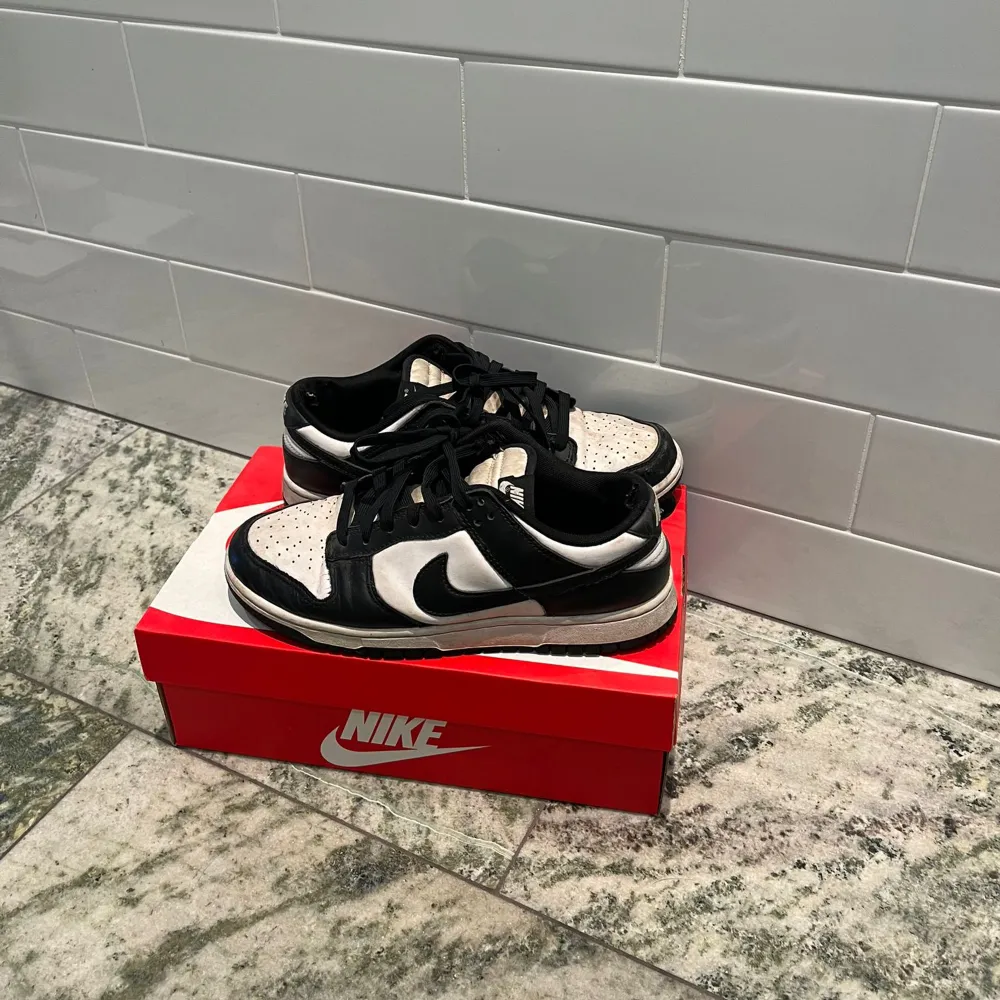 Säljer mina Nike dunk low panda eftersom dom är för små. Cond 6/10!  Ny pris 1800kr     Mitt pris 399kr för att dom är ganska slitna. Skriv vid funderingar . Skor.