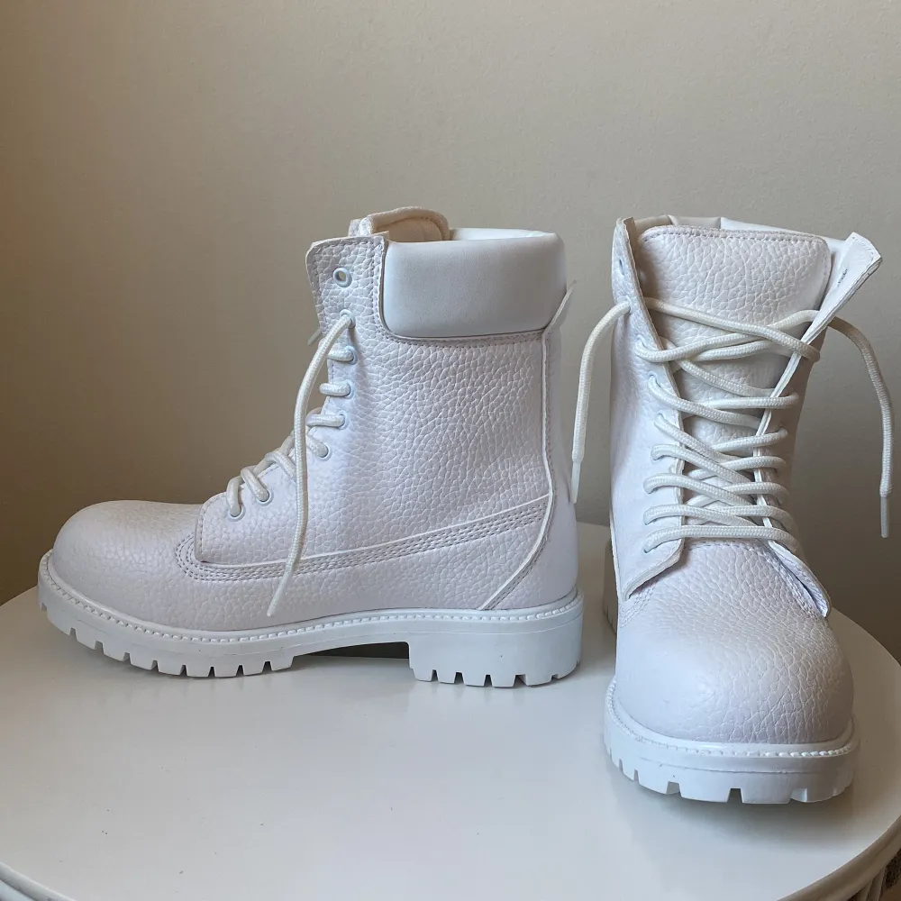 Vita boots i strl 36, lite stora i storleken, helt oanvända . Kengät.