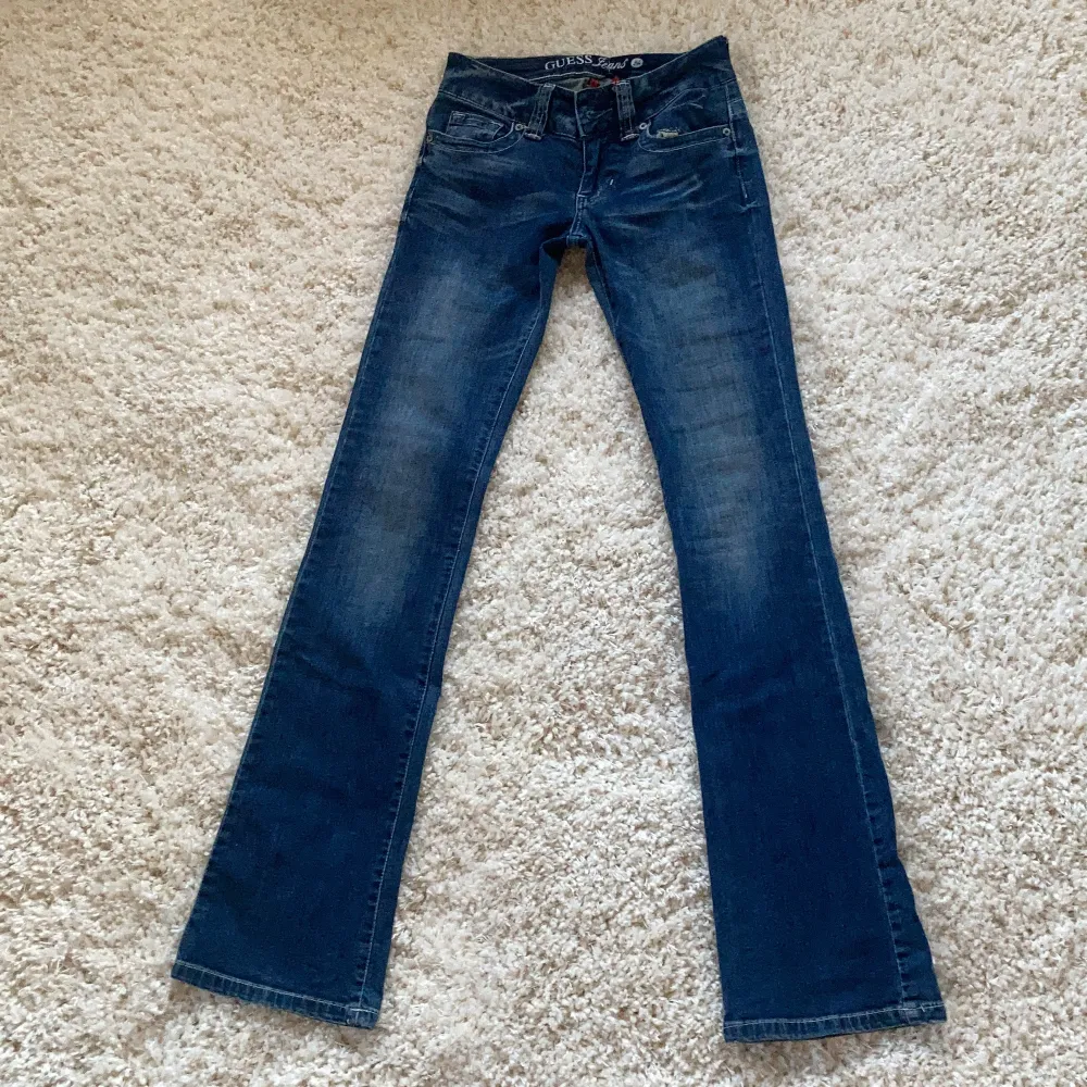 Snygg jeans som från Guess i storlek 24 i blå. Säljer pga att de e för små.. Jeans & Byxor.