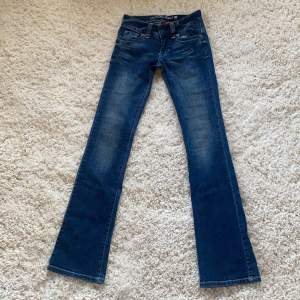 Snygg jeans som från Guess i storlek 24 i blå. Säljer pga att de e för små.