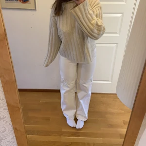 Vita jeans - Fräscha jeans, knappt använda, inga skador, frakt 49