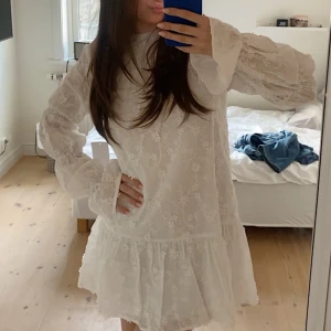 Studentklänning  - Intressekoll på denna slutsålda klänning från Nakd i storlek 38! Endast testad💫