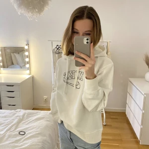 Vit Nike Hoodie - Vit Hoodie med Nike loggan målad på.⭐️Använd 1 gång så den är som helt ny. Storlek S. Orgniellt är hoodien från Zara. Köpt för 450kr. Det går det att mötas upp i Stockholm City.