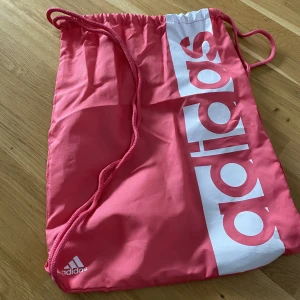 adidasväska - gymnastikväska. använd fåtal gånger. inga defekter. 
