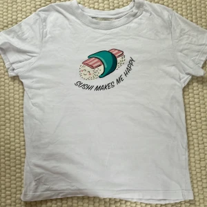 Sushi t-shirt - En gullig tröja från pull&bear. Den är i bra skick och nästan aldrig använd❣️🍣🍱bra för sushi älskare