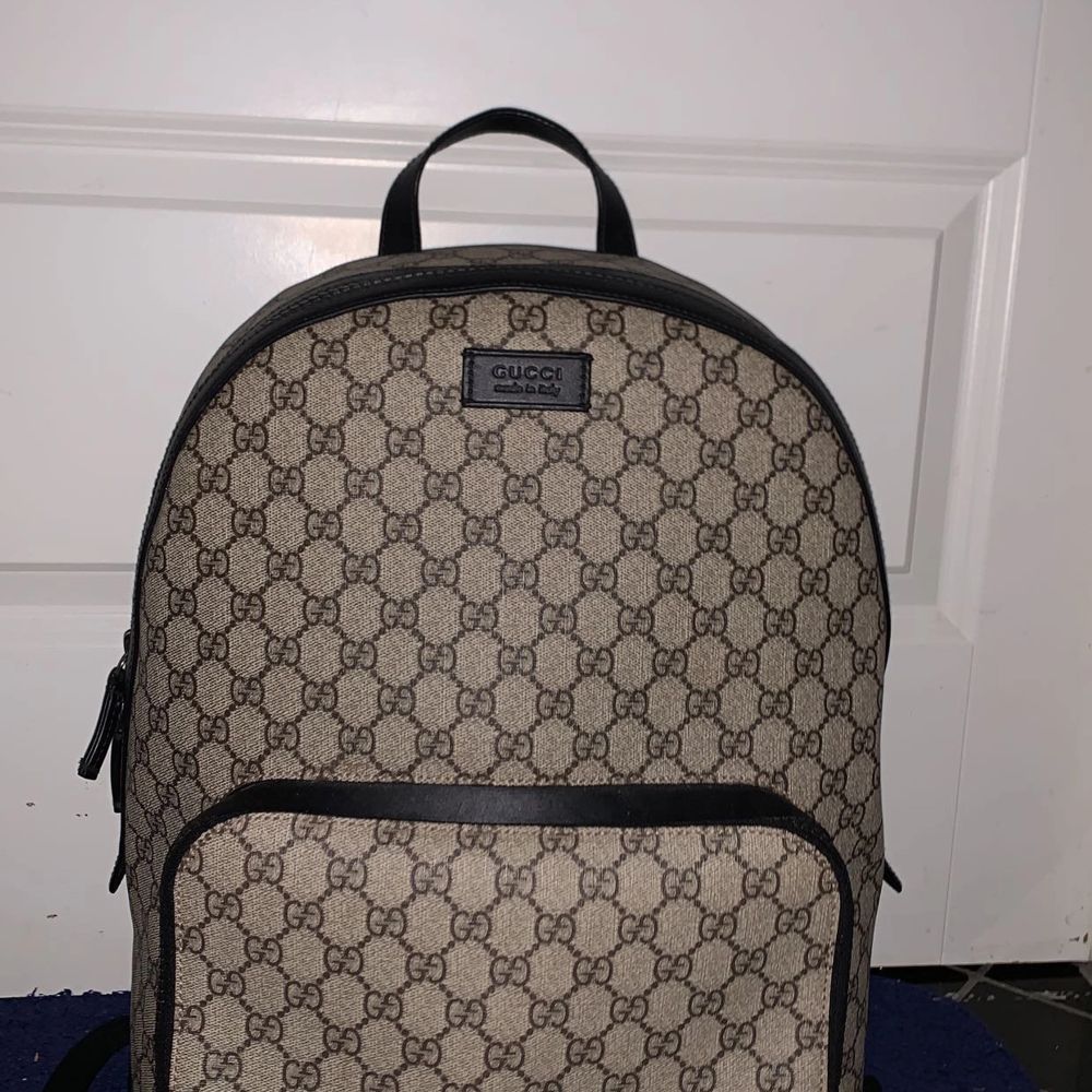 Hej säljer nu min Gucci  GG Supreme ryggsäck använd max 4 ggr, köpte den för 16 tusen från farfech. Helt ny inga skador eller liknade . Väskor.