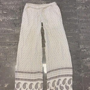 Lågmidjade byxor - Ett par super snygga lågmidjade jeans som är perfekta tyvärr försmå för mig 