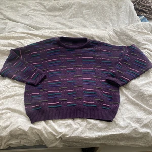 Stickad tröja XL - Väldigt najs stickad tröja i storlek xl, ganska bra skick men är lite för stor för mig så måste sälja 