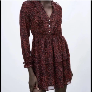 Zara klänning  - Säljer min fina klänning från zara, skriv privat vid frågor eller fler bidler