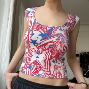 vintage topp - storlek: S men passar även M då tyget är stretchigt och skönt! möts i stockholm eller fraktar :)