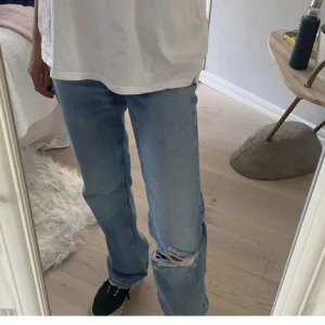 Jeans - Säljer dessa sjukt snygga och unika jeansen💘Köpta på Plick men som nya🙌🏽. Säljer då dom liknar många som jag redan har. Skriv om ni har några funderingar💘💘