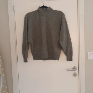 Stickad tröja - Jätte skön stickad tröja från Hm i storlek S. Den ser lite grå ut på bilden men den är grön💕