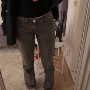 Arrow low jeans - Säljer mina Arrow low jeans från weekday då det är försmå för mig. Det är strl 24/34 men skulle säga att de är en 25 då de blivit lite utöjda men i en väldigt fint skick! Nypris 590kr säker för 250kr. Hör av er vid frågor!
