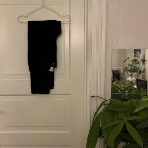 Manchesterbyxor🤍 - Svarta manchesterbyxor. Från H&M, storlek 38. Använda men i gott skick. Kan mötas i Göteborg eller skicka, köparen står för frakt.