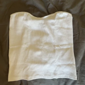 Tubtopp - Tubtopp från Ginatricot i storlek M. Den är i fint skick och säljer den för 100kr + frakt. Priset går att diskutera.💗