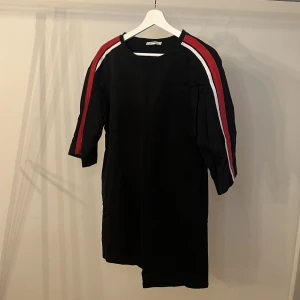 Klänning från ZARA - Superskön vardagsklänning från ZARA i storlek S. Fint använt skick!