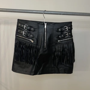 Skinnkjol från Forever21 - Min favorit skinnkjol med fransar och snygga detaljer från Forever 21 i storlek S.🥹Sparsamt använd!