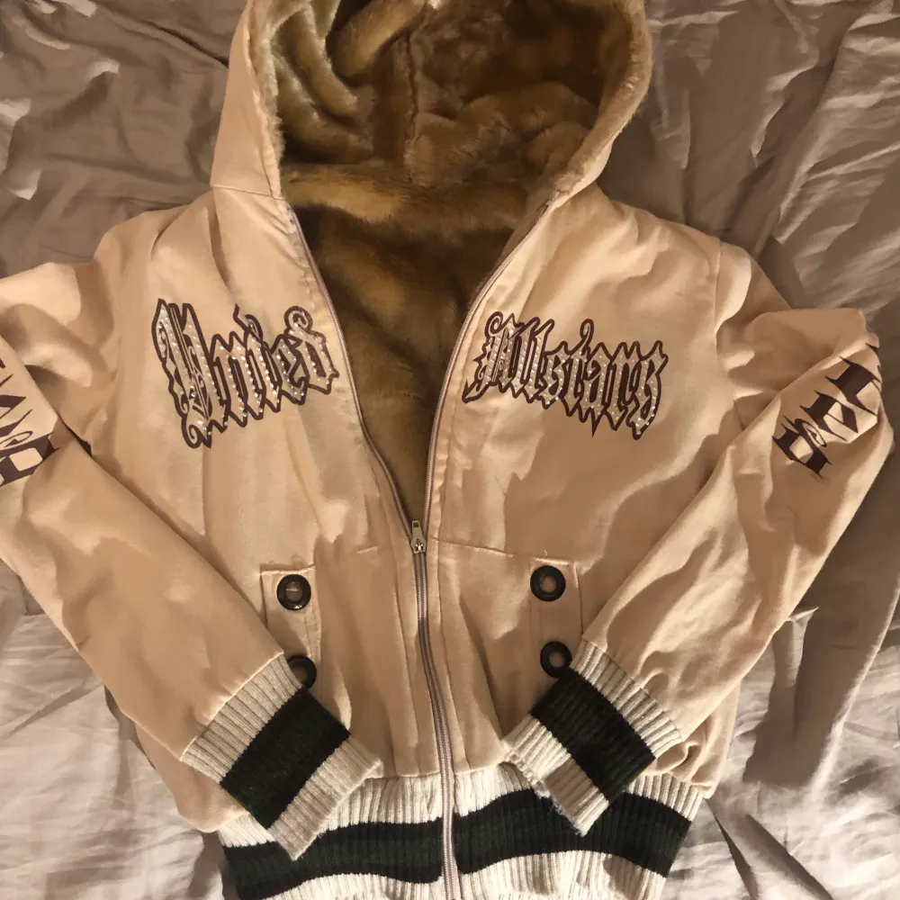 Jätte fin hoodie från United Allstars med fur inuti. Storlek xs-s. Säljer pga att den är för liten för mig. 100 kr + frakt. . Hoodies.