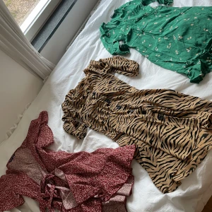 Klänningar  - Säljer fina sommarklänningar i storlek xs. 60kr styck. Finns i Bromma men kan även mötas upp.