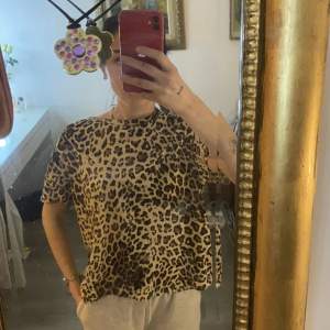 tröja från pull&bear storlek S leopardmönster