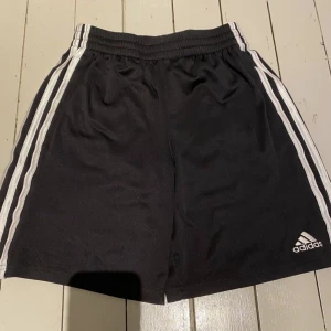 Svarta Adidas shorts - Lånade bilder! Använda men i god skick. Säljer pga jag märkte att jag hade två likadana. Står M men passar även S.