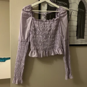 Top  - Top i lila färg, storlek L💞 Använd få gånger, köpt på ginatricot. Perfekt nu till sommaren🤩