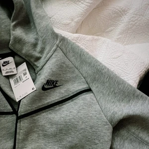 Nike tech  - Säljer min Nike tech, tjejmodell, finns inga skador köpte koftan från JD i Australien för 130$ för 3 månader sen. Använder knappt för gillar inte tjejmodellen storleken är XS ❤️❤️❤️❤️