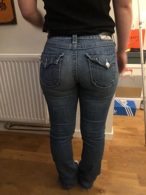 True religion jeans - Lågmidjade truereligionjeans med bootcut i storlek 27. Fin passform och väldigt sköna men säljer då de blivit lite för små för mig<3