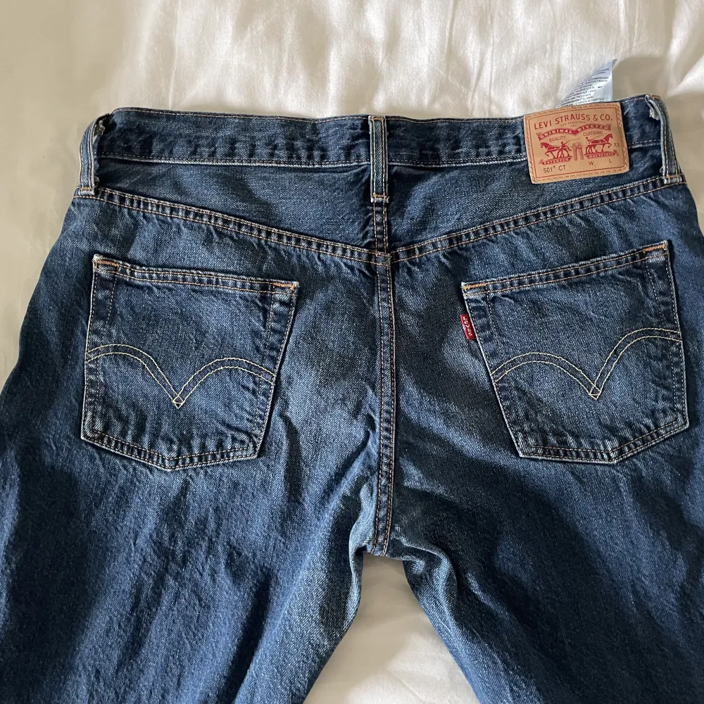 Levis 501 jeans i storlek W28 L32, köpta secondhand men passade tyvärr inte så säljer vidare🫶🏼 Tvivla inte att höra av er vid frågor eller intresse. Jeans & Byxor.