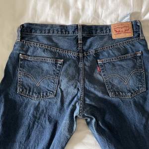 Levis 501 jeans i storlek W28 L32, köpta secondhand men passade tyvärr inte så säljer vidare🫶🏼 Tvivla inte att höra av er vid frågor eller intresse