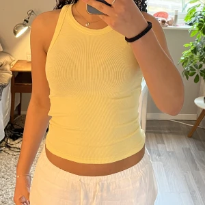 Gult ribbat linne - Jätte fint gult ribbat linne från gina i strl xxs, säljer pga att den aldrig kommer till användning💕