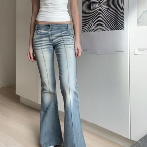 Vintage jeans  - Säljer dessa lågmidjade flared jeans som jag köpte på en vintage butik i london. Midjemåttet 68cm, innebenslängd 84cm