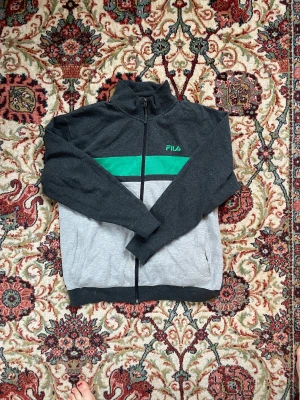 FILA 90’s zipup  - Grön-grå-svart FILA zipup ⭐️Bra kvalitet⭐️ Fickor + zipup på ärmarna också Fråga om fler bilder!