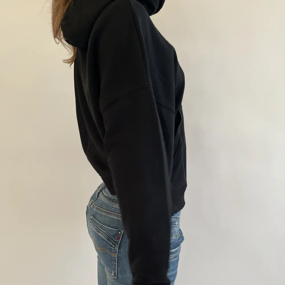 Skitnajs svart hoodie med snygg modell från zara.. Hoodies.