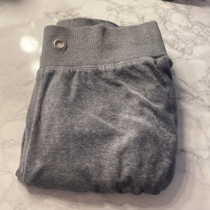 Cubus byxor - Säljer nu dessa mjukis byxor i st Xs snöret fattas tyvärr men inga skador på byxorna 