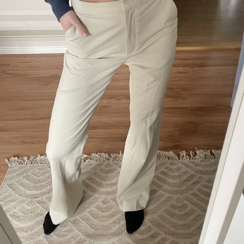 Superfina beiga kostymbyxor från HM som är använda fåtal gånger, så fina och bra längd i benen, jag är 170cm för referens 🫶🏻  Klicka på ”köp nu” om ni vill köpa och skriv i dm för fler bilder! 💗. Jeans & Byxor.