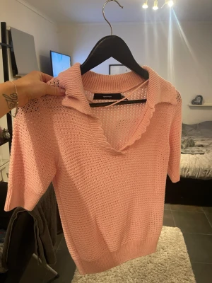 Snygg stickad t-shirt! - Skitsnygg stickad t-shirt ifrån vero Moda! Storlek xs. Helt ny! 200kr 🤍