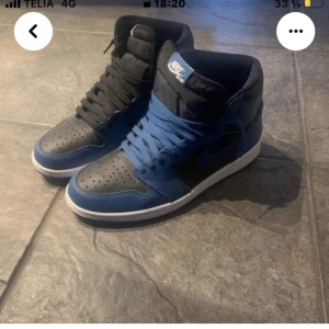 Jordan 1 high - Tjena säljer nu min Jordan 1 high dark marine i storleken 44. Använda ett fåtal gånger. Låda följer med och creesskydd.